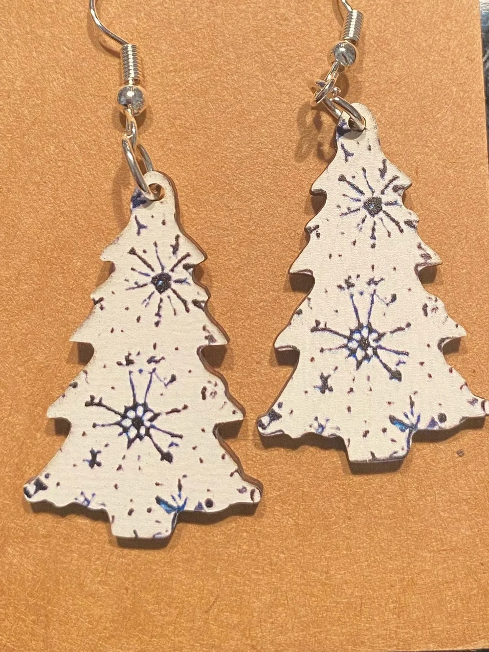 *Buy Now* Festive White Snowflake Christmas Tree Wooden Earrings